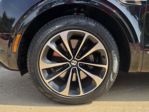 Used 2017 Bentley Bentayga AWD/4WD image 13