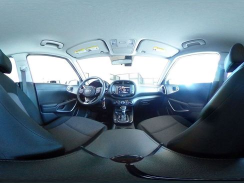 Used 2025 Kia Soul LX w/ LX Technology Package FWD image 40