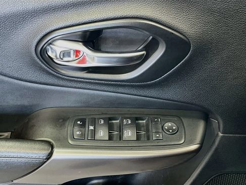 Used 2021 Jeep Cherokee Latitude Lux w/ Sun & Sound Group AWD/4WD image 17