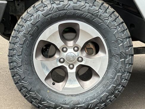 Used 2018 Jeep Wrangler Unlimited Sahara AWD/4WD image 29