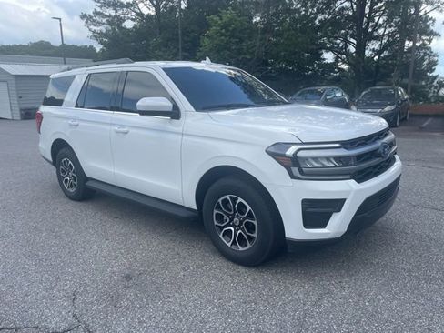 Used 2024 Ford Expedition XLT RWD image 3