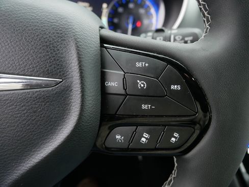 Used 2023 Chrysler Pacifica Touring image 25