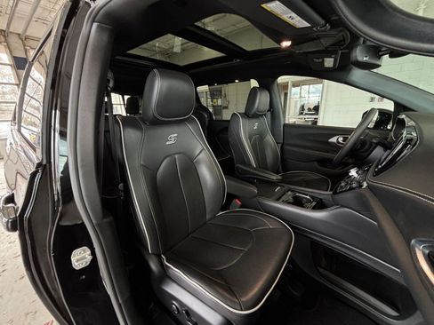 Used 2025 Chrysler Pacifica Limited image 45