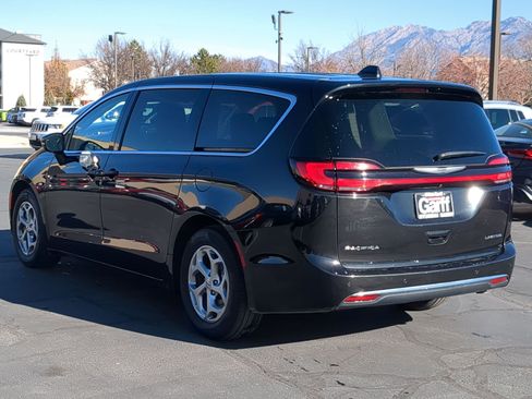 Used 2024 Chrysler Pacifica Limited image 8