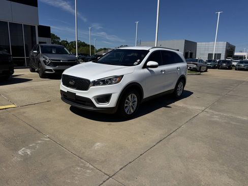 Used 2017 Kia Sorento LX w/ LX Convenience Package image 2