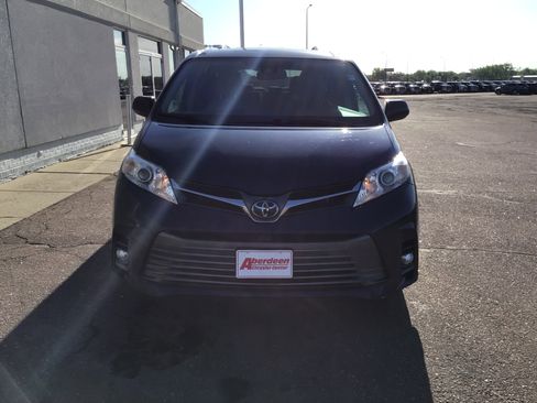 Used 2020 Toyota Sienna XLE w/ XLE Navigation Package AWD/4WD image 3