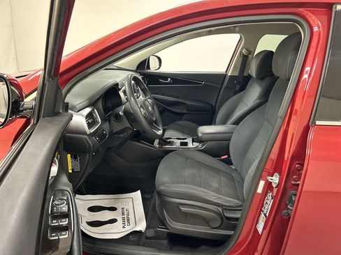 Used 2017 Kia Sorento LX image 9