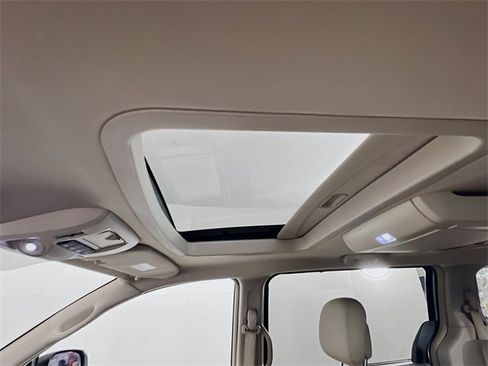 Used 2016 Chrysler Town & Country Touring-L image 19