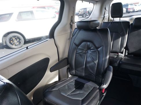 Used 2022 Chrysler Pacifica Touring-L image 12