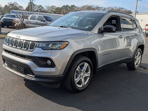Used 2024 Jeep Compass Latitude image 8