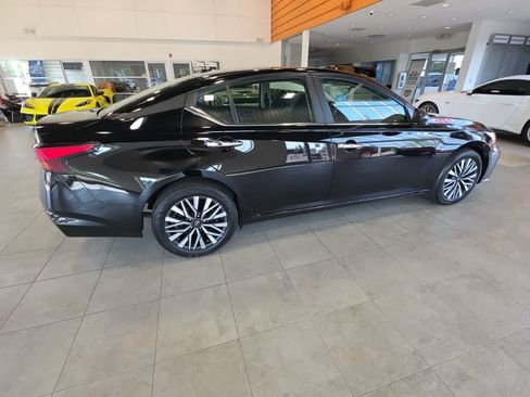 Used 2025 Nissan Altima 2.5 SV FWD image 7