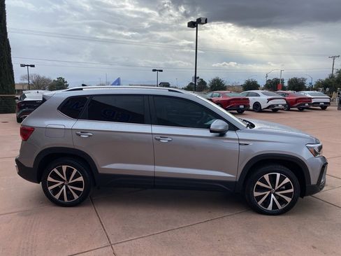 Used 2024 Volkswagen Taos SE image 10