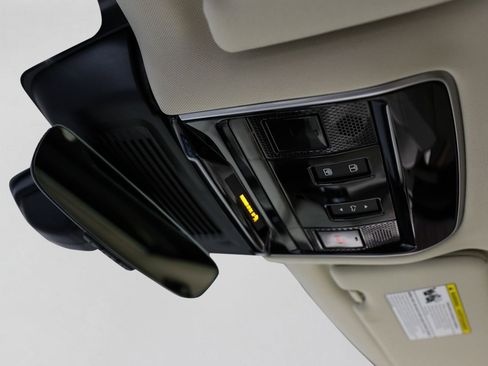 Used 2025 Land Rover Range Rover SE AWD/4WD image 15