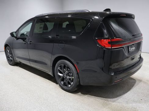 New 2026 Chrysler Pacifica Limited image 4