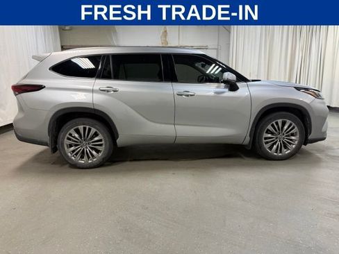 Used 2024 Toyota Highlander Platinum AWD/4WD image 3