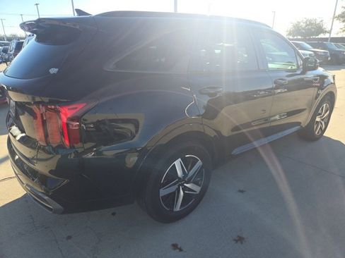 Used 2023 Kia Sorento S image 3