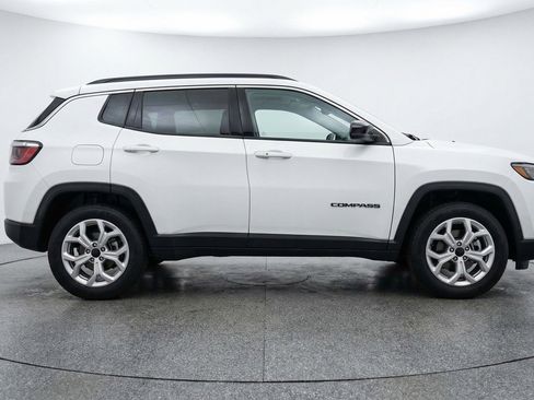 Used 2025 Jeep Compass Latitude AWD/4WD image 11