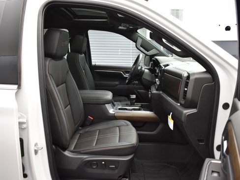 Used 2025 Chevrolet Silverado 1500 High Country image 12