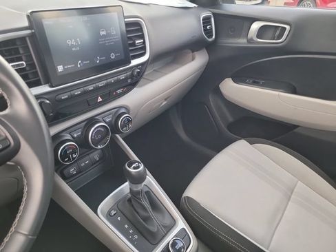 Used 2025 Hyundai Venue SEL FWD image 19