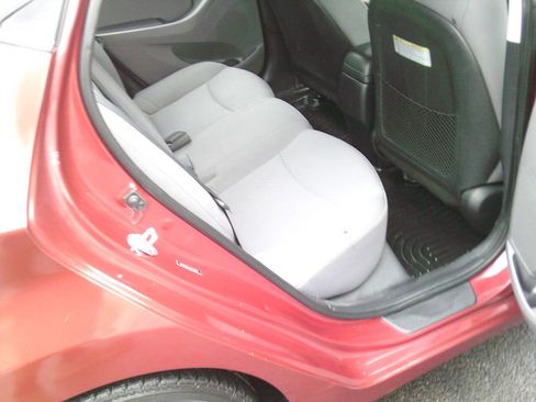 Used 2016 Hyundai Elantra SE image 16