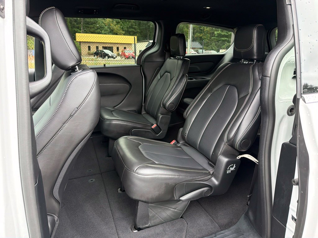 Used 2025 Chrysler Pacifica Select FWD image 18