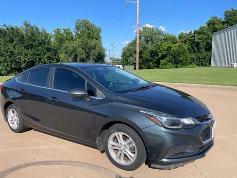 Used 2017 Chevrolet Cruze LT w/ Convenience Package FWD image 3