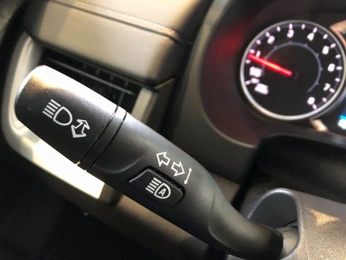 Used 2024 GMC Terrain SLE w/ Driver Convenience Package image 32