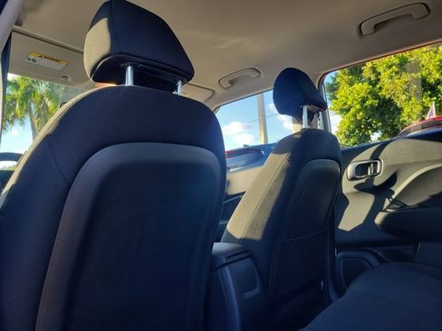 Certified 2025 Hyundai Venue SE image 9