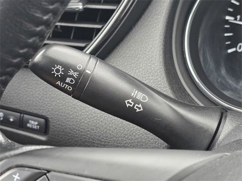 Used 2018 Nissan Rogue SV w/ Premium Package image 38