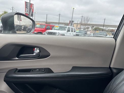 Used 2020 Chrysler Pacifica Touring-L image 26