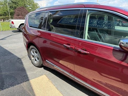 Used 2018 Chrysler Pacifica Limited image 7