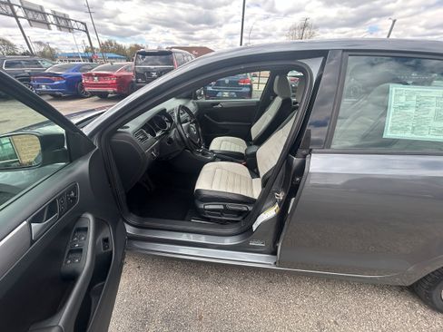 Used 2016 Volkswagen Jetta Sport w/ Lighting Package FWD image 6
