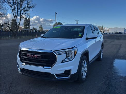 Used 2024 GMC Terrain SLE image 4