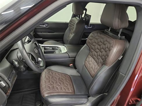 Used 2025 Nissan Armada Platinum image 18