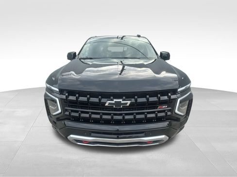 Used 2025 Chevrolet Suburban Z71 AWD/4WD image 2