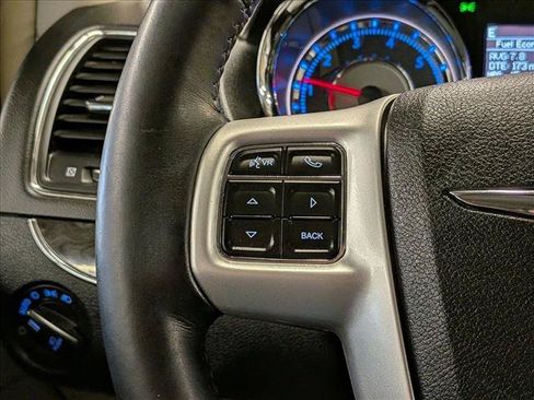Used 2016 Chrysler Town & Country Touring w/ Driver Convenience Group FWD image 12