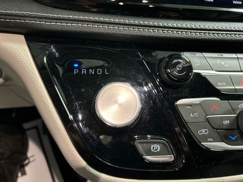 Used 2024 Chrysler Pacifica Touring-L image 20