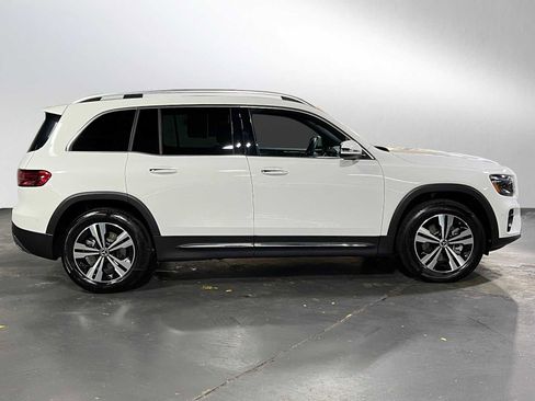 Used 2025 Mercedes-Benz GLB 250 4MATIC image 2