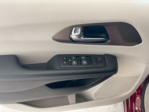 Used 2023 Chrysler Voyager LX image 13
