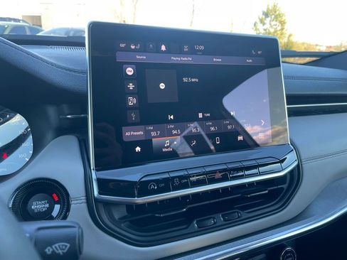 Used 2023 Jeep Compass Limited image 16