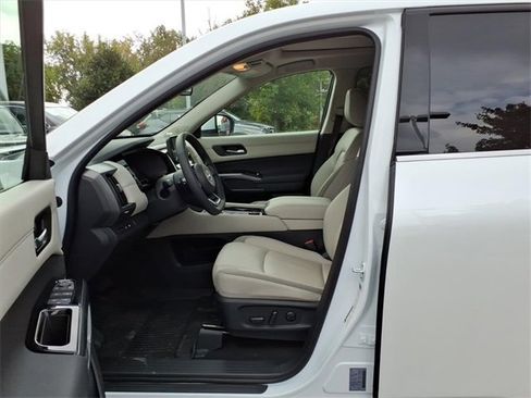 Used 2025 Nissan Pathfinder SL w/ SL Premium Package image 4
