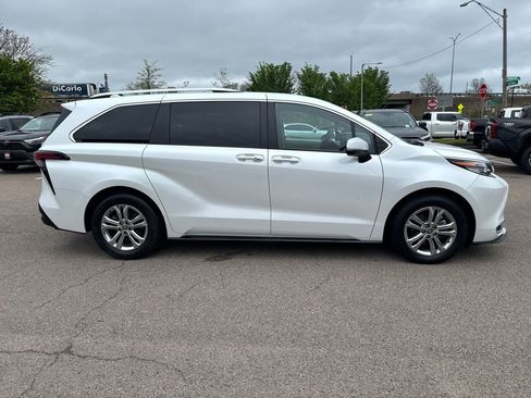 Used 2023 Toyota Sienna Platinum AWD/4WD image 15