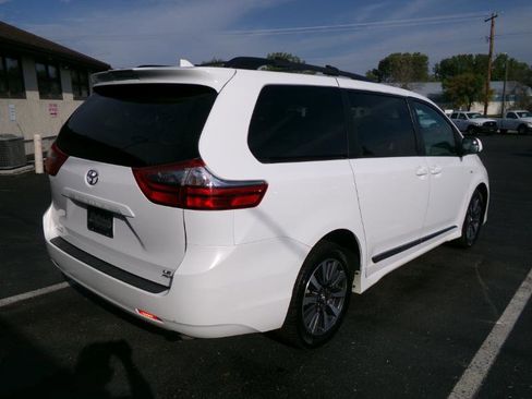 Used 2020 Toyota Sienna LE image 3