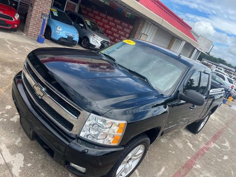 Used 2007 Chevrolet Silverado 1500 LTZ w/ EZ-Lift Tailgate Package image 2