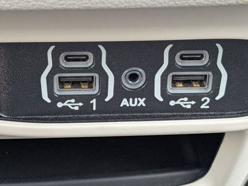 Used 2023 Chrysler Pacifica Touring-L FWD image 23
