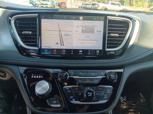 Used 2026 Chrysler Pacifica Limited FWD image 18