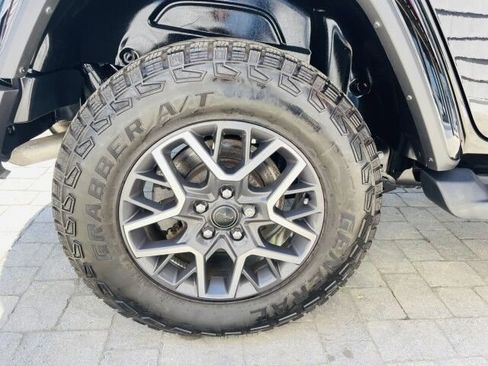 Used 2024 Jeep Wrangler Unlimited Sahara w/ Technology Group AWD/4WD image 37