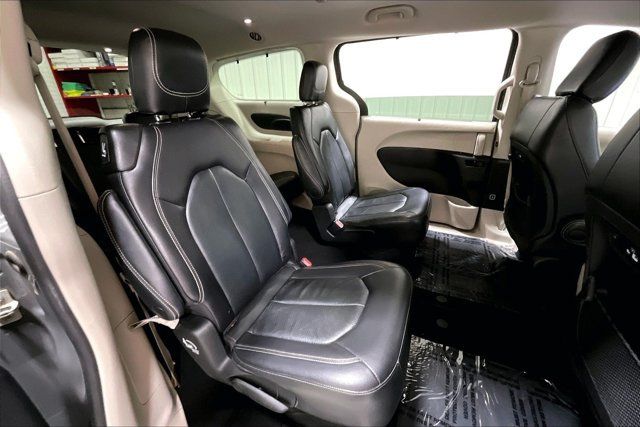 Used 2022 Chrysler Pacifica Touring-L FWD image 27