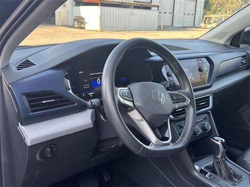 Used 2022 Volkswagen Taos SE w/ Panoramic Sunroof Package image 2