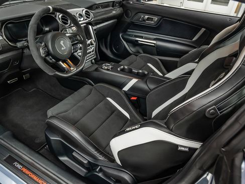 Used 2022 Ford Mustang Shelby GT500 w/ Carbon Fiber Track Pack RWD image 2